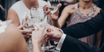 Alldaynews.gr ”Πάγωσαν” όλοι στο γλέντι: Σηκώθηκε να χορέψει και κατέρρευσε μπροστά σε όλο τον κόσμο