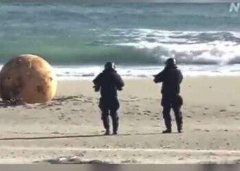 Θρίλερ στην Ιαπωνία: Μυστηριώδης μπάλα ξεβράστηκε στην παραλία – Οργιάζουν οι θεωρίες συνωμοσίας για UFO (φωτο, video)