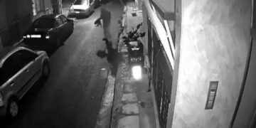 Alldaynews.gr Αθήνα: Βίντεο-σοκ με άνδρα να χτυπάει μέχρι θανάτου γάτα και να την παίρνει μαζί του – Σκληρές εικόνες