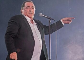Βασίλης Καρράς: Mε λευκά μαλλιά και μούσια – Αγνώριστος ο τραγουδιστής μετά το χειρουργείο[Φωτογραφία]