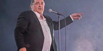 Βασίλης Καρράς: Mε λευκά μαλλιά και μούσια – Αγνώριστος ο τραγουδιστής μετά το χειρουργείο[Φωτογραφία]