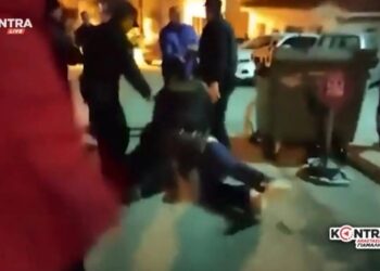 Alldaynews.gr Σκληρές εικόνες με επιχειρηματία να του κάνουν έξωση αστυνομικοί: «Αλήτες, μην βαράτε», φώναζε ο κόσμος (video)