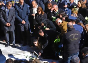 Alldaynews.gr Δάκρυσε η Ελλάδα: Η στιγμή που η αρραβωνιαστικιά του πιλότου Ευστάθιου Τσιτλακίδη καταρρέει πάνω από τον τάφο του