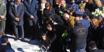 Alldaynews.gr Δάκρυσε η Ελλάδα: Η στιγμή που η αρραβωνιαστικιά του πιλότου Ευστάθιου Τσιτλακίδη καταρρέει πάνω από τον τάφο του