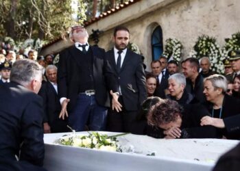 Κηδεία Μάριου Μιχαήλ Τουρούτσικα: Τελέστηκε η ταφή – Η σπαρακτική εικόνα των γονιών του