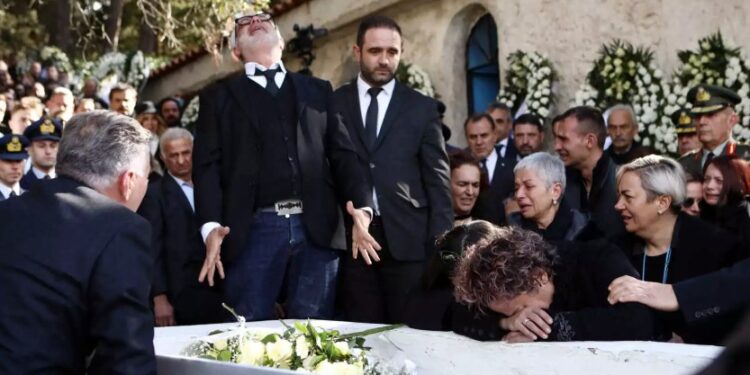 Alldaynews.gr Κηδεία Μάριου Μιχαήλ Τουρούτσικα: Τελέστηκε η ταφή – Η σπαρακτική εικόνα των γονιών του