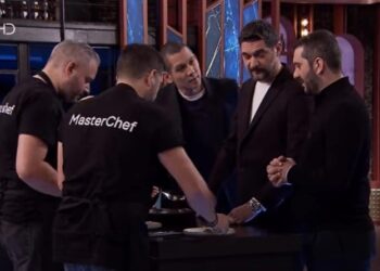 Ο Σωτήρης Κοντιζάς μιμήθηκε τον Αγγελάκα και ο παίκτης του MasterChef παραλίγο να πνιγεί από τα γέλια (video)