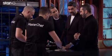 Alldaynews.gr Ο Σωτήρης Κοντιζάς μιμήθηκε τον Αγγελάκα και ο παίκτης του MasterChef παραλίγο να πνιγεί από τα γέλια (video)