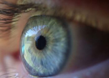 «Πετάει το μάτι» σας; – Τι μπορεί να συμβαίνει και πώς σταματάει