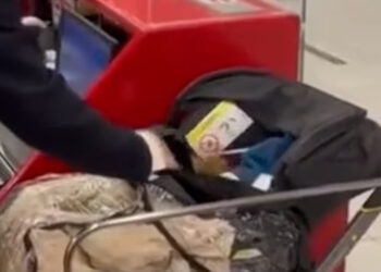 Δεν το χωρά ο νους: Άφησαν το καρότσι με το μωρό τους στο γκισέ του αεροδρομίου για να προλάβουν την πτήση (video)