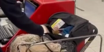 Δεν το χωρά ο νους: Άφησαν το καρότσι με το μωρό τους στο γκισέ του αεροδρομίου για να προλάβουν την πτήση (video)