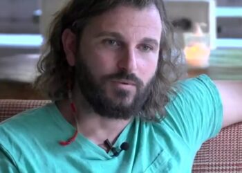 Στέλιος Παπαρδέλας: «Κοιμόμουν σε παγκάκια και έτρωγα αποφάγια άλλων από επιλογή»