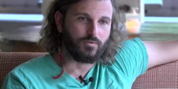 Στέλιος Παπαρδέλας: «Κοιμόμουν σε παγκάκια και έτρωγα αποφάγια άλλων από επιλογή»