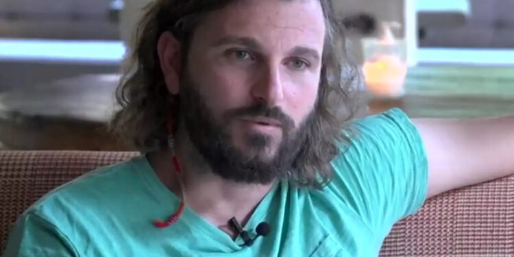 Στέλιος Παπαρδέλας: «Κοιμόμουν σε παγκάκια και έτρωγα αποφάγια άλλων από επιλογή»