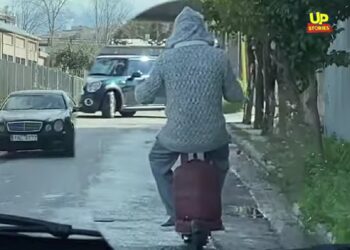 Κινητή βόμβα: Οδηγούσε ηλεκτρικό πατίνι στο Κηφισό και για σέλα είχε μπουκάλα υγραερίου (video)