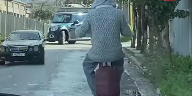 Κινητή βόμβα: Οδηγούσε ηλεκτρικό πατίνι στο Κηφισό και για σέλα είχε μπουκάλα υγραερίου (video)