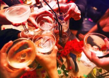 Πάτρα: 18 μαθητές πήγαν να διασκεδάσουν και κατέληξαν στο νοσοκομείο από ποτά «μπόμπες»