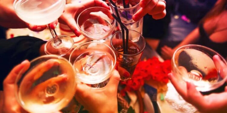 Alldaynews.gr Πάτρα: 18 μαθητές πήγαν να διασκεδάσουν και κατέληξαν στο νοσοκομείο από ποτά «μπόμπες»