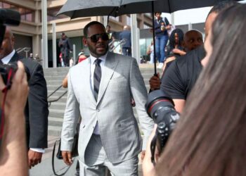 R. Kelly: 20 χρόνια φυλάκιση για τον ράπερ για σεξουαλικά εγκλήματα κατά ανηλίκων – Θύμα και η βαφτιστήρα του