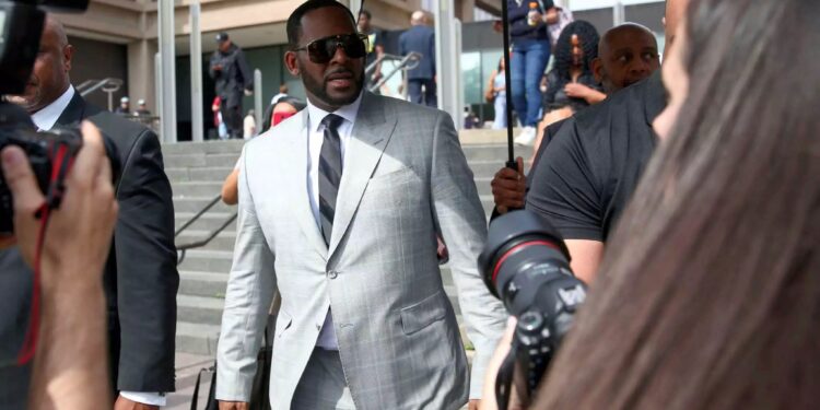 Alldaynews.gr R. Kelly: 20 χρόνια φυλάκιση για τον ράπερ για σεξουαλικά εγκλήματα κατά ανηλίκων – Θύμα και η βαφτιστήρα του
