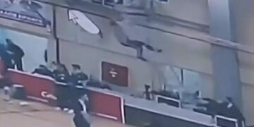 Alldaynews.gr Ο δημοσιογράφος Τάσος Καμπάνης πήγε να κάνει μετάδοση αγώνα και έπεσε από 3 μέτρα – «Είχε λάδι το καντήλι μου»