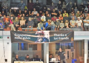 Συγκίνηση: Τούρκοι φίλαθλοι σήκωσαν πανό στα ελληνικά για την αποστολή βοήθειας στους σεισμόπληκτους