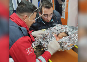 Σεισμός στην Τουρκία: Βρέφος 10 ημερών διασώθηκε με τη μητέρα του μετά από 90 ώρες (video)