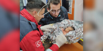 Alldaynews.gr Σεισμός στην Τουρκία: Βρέφος 10 ημερών διασώθηκε με τη μητέρα του μετά από 90 ώρες (video)