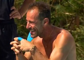 Ο Σωτήρης Κοντιζάς μιμήθηκε τον Αγγελάκα και ο παίκτης του MasterChef παραλίγο να πνιγεί από τα γέλια (video)