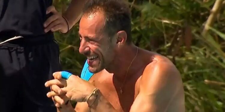 Alldaynews.gr Ο Σωτήρης Κοντιζάς μιμήθηκε τον Αγγελάκα και ο παίκτης του MasterChef παραλίγο να πνιγεί από τα γέλια (video)