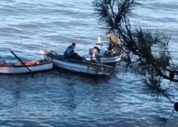 Περιπέτεια για ψαρά στη Θάσο: Μπλέχτηκε στα δίχτυα του και έμεινε αβοήθητος μία ώρα στη θάλασσα (video)