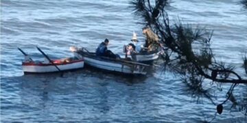 Alldaynews.gr Περιπέτεια για ψαρά στη Θάσο: Μπλέχτηκε στα δίχτυα του και έμεινε αβοήθητος μία ώρα στη θάλασσα (video)