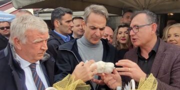 Alldaynews.gr Για το κακό το μάτι: Σκόρδα προσέφεραν στον Κυριάκο Μητσοτάκη στη Λάρισα (φωτο, video)