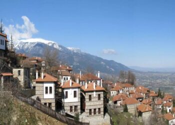 Φωτιά στον Παλαιό Παντελεήμονα Πιερίας – Καίγονται σπίτια και καταστήματα, συναγερμός στην Πυροσβεστική