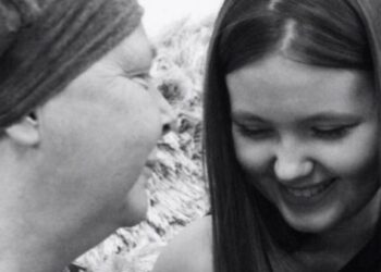 «Δεν ήθελα να είναι κι εκείνη άρρωστη»: Μαμά και κόρη διαγνώστηκαν με καρκίνο και δίνουν μαζί τη πιο γενναία μάχη