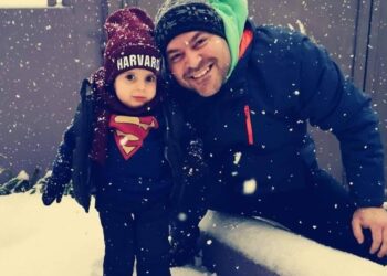 Θα σας κάνει να λιώσετε: Ο μικρός Παναγιώτης Ραφαήλ στέκεται όρθιος και κάνει τα πρώτα του βήματα στο χιόνι (φωτο, video)