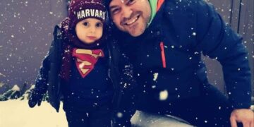 Alldaynews.gr Θα σας κάνει να λιώσετε: Ο μικρός Παναγιώτης Ραφαήλ στέκεται όρθιος και κάνει τα πρώτα του βήματα στο χιόνι (φωτο, video)