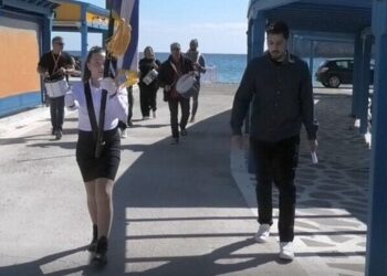 Νάξος: Αποθεώθηκε η μαθήτρια που κράτησε ολομόναχη την ελληνική σημαία (video)