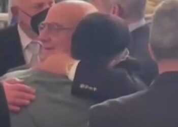 Alldaynews.gr Τέμπη – Συγκίνηση: Πατέρας σφίγγει στην αγκαλιά του τον Άγγελο που έσωσε την κόρη του