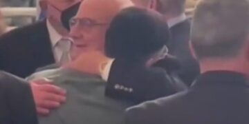 Τέμπη – Συγκίνηση: Πατέρας σφίγγει στην αγκαλιά του τον Άγγελο που έσωσε την κόρη του