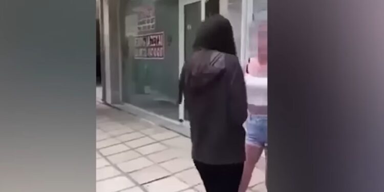 Alldaynews.gr «Την χτύπησε και τής είπε ‘’τώρα πάνε στη μάνα σου, έχω και καλό δικηγόρο’’» λέει ο πατέρας της 14χρονης