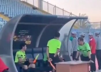 Επικό σκηνικό στην Αίγυπτο: Διαιτητής ακύρωσε γκολ αφού τον «έσωσε» από γκάφα οπαδός με το κινητό του! (vid)