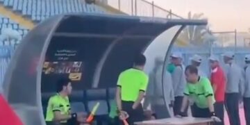 Alldaynews.gr Επικό σκηνικό στην Αίγυπτο: Διαιτητής ακύρωσε γκολ αφού τον «έσωσε» από γκάφα οπαδός με το κινητό του! (vid)