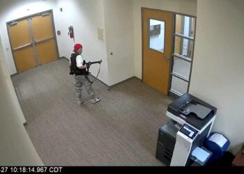 Alldaynews.gr Βίντεο ντοκουμέντο: Η στιγμή που η νεαρή εισβάλλει στο σχολείο και σκορπά το θάνατο – Βρέθηκε μήνυμα στο σπίτι της