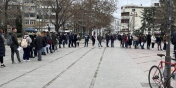 Τραγωδία στα Τέμπη: Έκτακτη αιμοδοσία στη Λάρισα, έδωσε αίμα και ο Αλέξης Τσίπρας (vids)