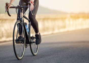 Λάρισα: Άναυδοι περαστικοί αντίκρισαν γυναίκα να κάνει βόλτα με ποδήλατο ημίγυμνη…