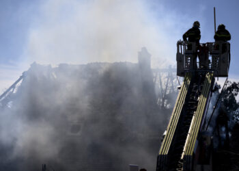 Φρικτό Έγκλημα: Σκότωσε τη σύζυγο, τα 3 παιδιά του και έβαλε φωτιά στο σπίτι τους – Βρέθηκε μέσα μετά από ώρες (φωτο)