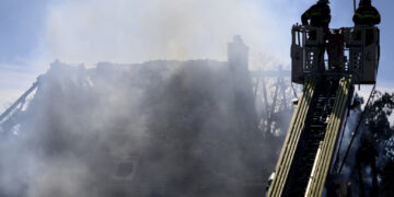 Alldaynews.gr Φρικτό Έγκλημα: Σκότωσε τη σύζυγο, τα 3 παιδιά του και έβαλε φωτιά στο σπίτι τους – Βρέθηκε μέσα μετά από ώρες (φωτο)