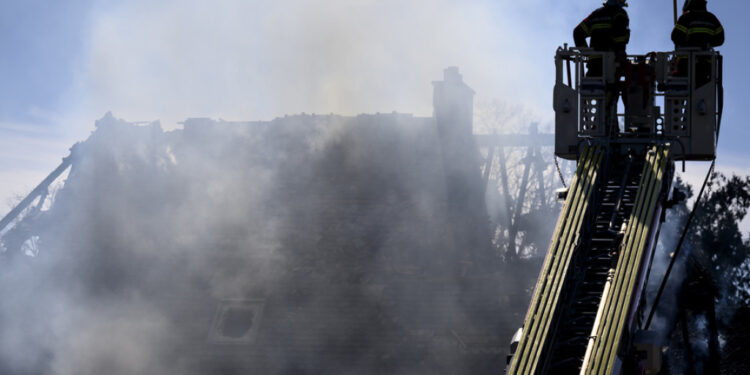 Alldaynews.gr Φρικτό Έγκλημα: Σκότωσε τη σύζυγο, τα 3 παιδιά του και έβαλε φωτιά στο σπίτι τους – Βρέθηκε μέσα μετά από ώρες (φωτο)