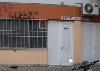 Alldaynews.gr Οργή και μια λιποθυμία στη δίκη πολύτεκνου πατέρα που βiαζε τις δύο ανήλικες κόρες του στη Λάρισα